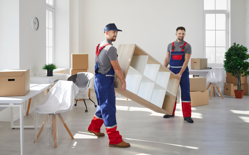 Entrega de mobiliario y acomodo de muebles por repartidores